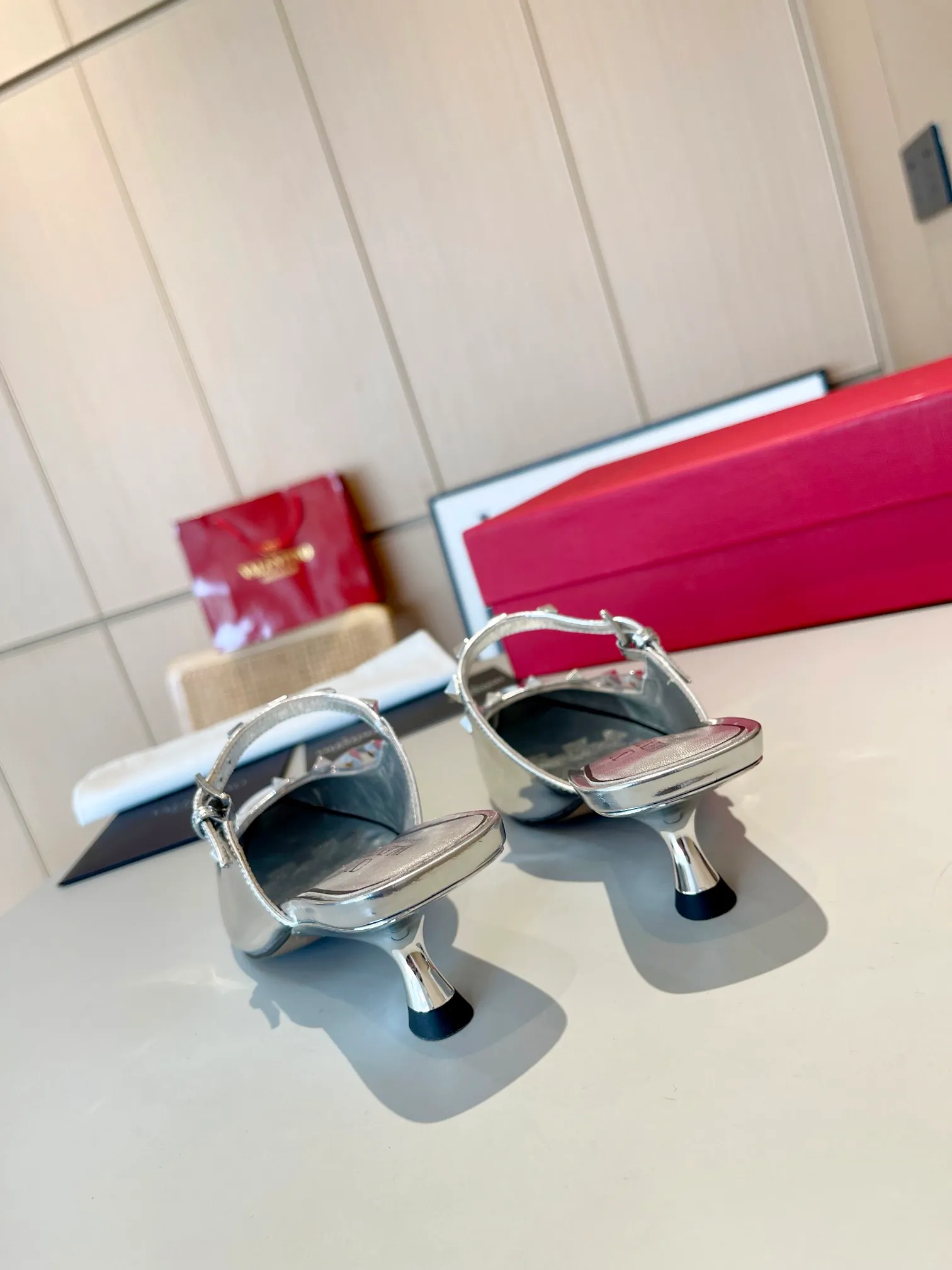 👟👟Ex-factory price 400👟👟 Genuine leather bottom +40 Top version 𝑉𝐴𝐿𝐸𝑁𝑇𝐼𝑁𝑂 Valentino 2024 spring and summer new women's back empty 6 colors new product The unique [classic] small rivet hardware accessories bring out a full sense of high-end, and the new season will live up to expectations! Worth buying ★Imported cow patent leather/Absolutely high-grade ❥Original method, absolutely sensual ❥Elegant style, creating a different feeling, simple and elegant style!  Code number: 35-41 (34-42 customized) Fabric: Imported cow patent leather Lining: Sheepskin lining Heel height: 5cm Leather outsole Rubber outsole